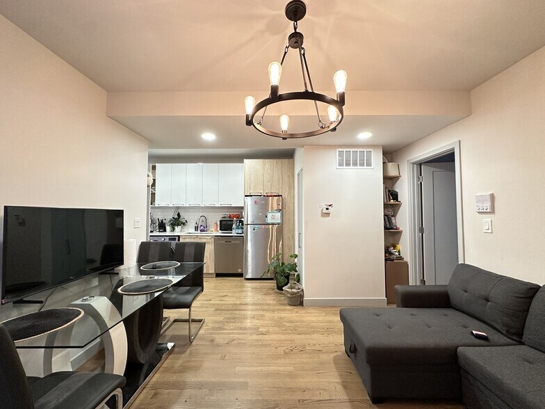 Building Photo - 2437 W Walton St