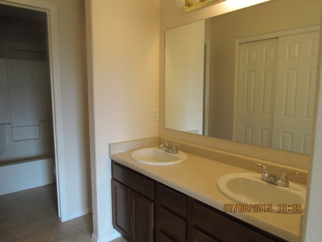 Building Photo - Ranch Style Condo!