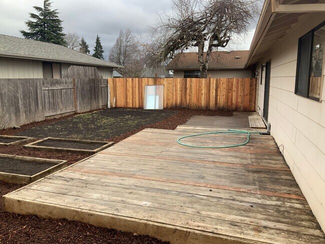 Building Photo - 2 Bedroom Duplex in Springfield