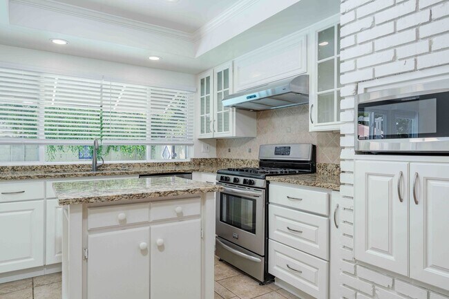 Building Photo - Spacious Elegance in the Heart of Irvine