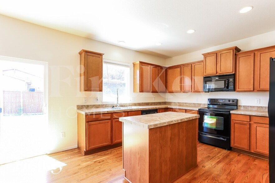 Building Photo - 25028 E Canal Pl