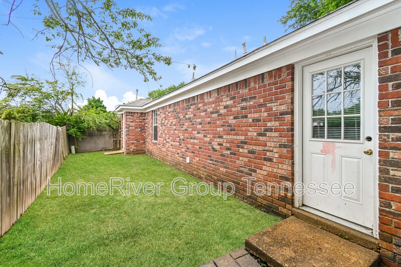 Building Photo - 7007 Village Ln