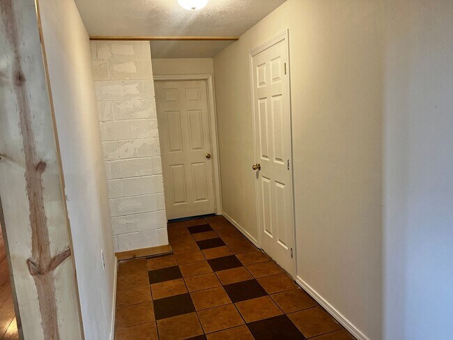Building Photo - Mini Mansion in Salmon creek in mature nei...