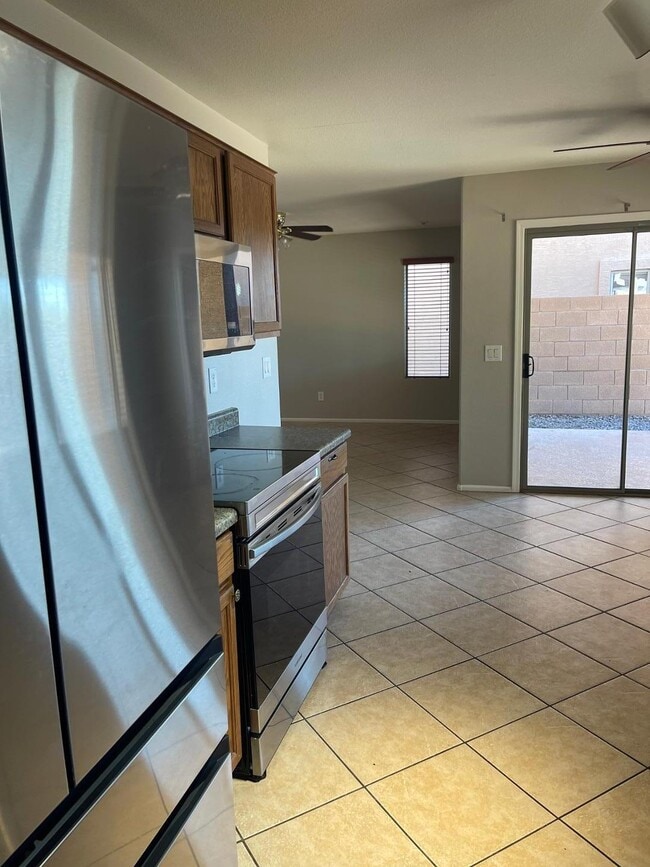 Building Photo - 985 E Saddle Way