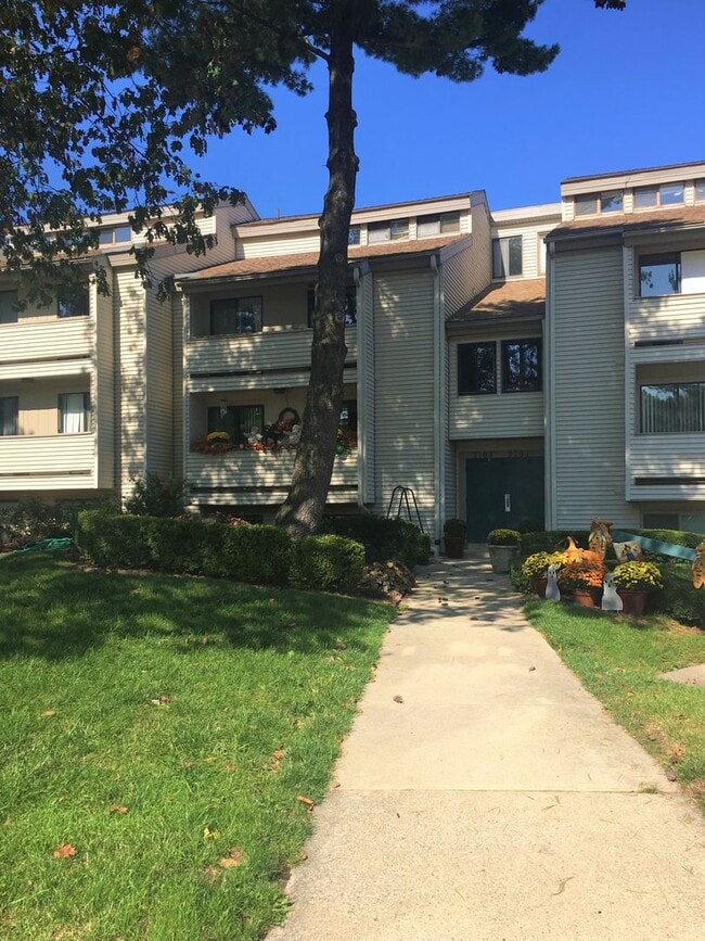 Building Photo - Remodeled condo available for July!