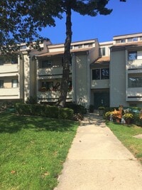 Building Photo - Remodeled condo available for July!