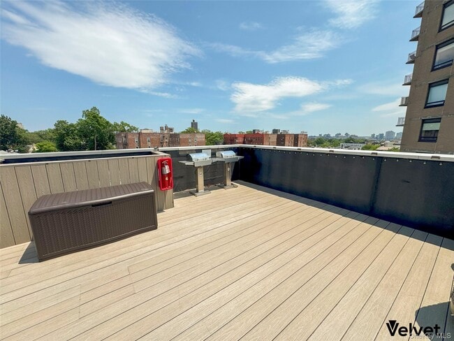 Building Photo - 116-17 Grosvenor Ln