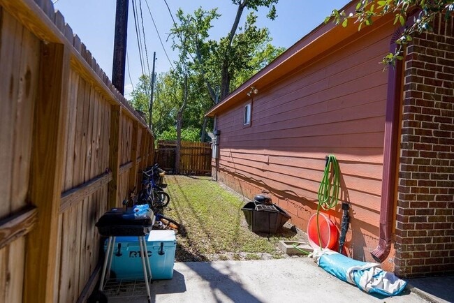 Building Photo - 6820 Petre Dr