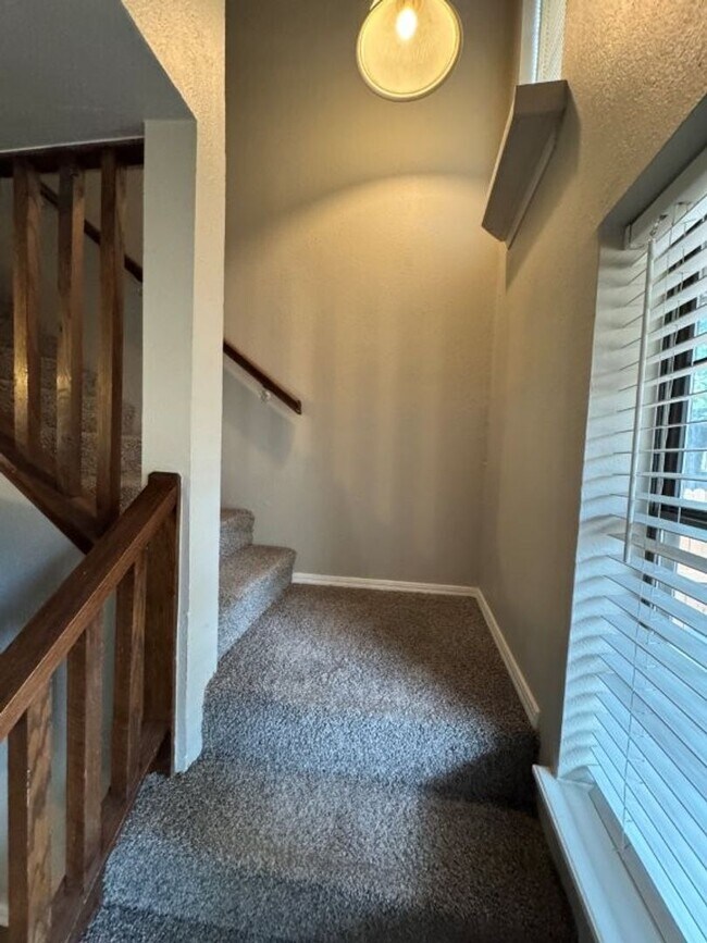 Building Photo - 3-bedroom Condo in Quail Springs area, fully furnished! You only pay Electric and Internet!