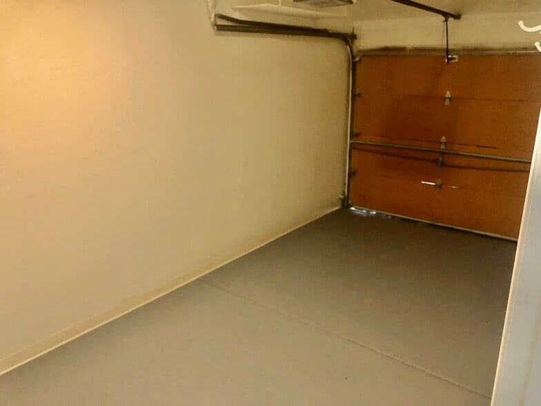 Building Photo - 2405 S Capri