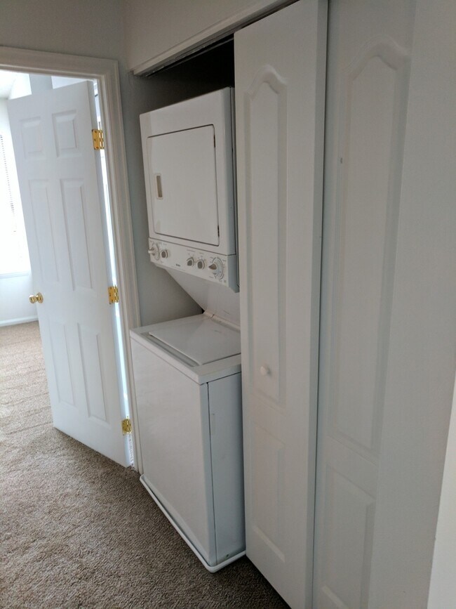 Building Photo - 1 Bedroom 1 Bathroom Beautifully Updated - New Paint & Carpet - Washer/Dryer In Unit