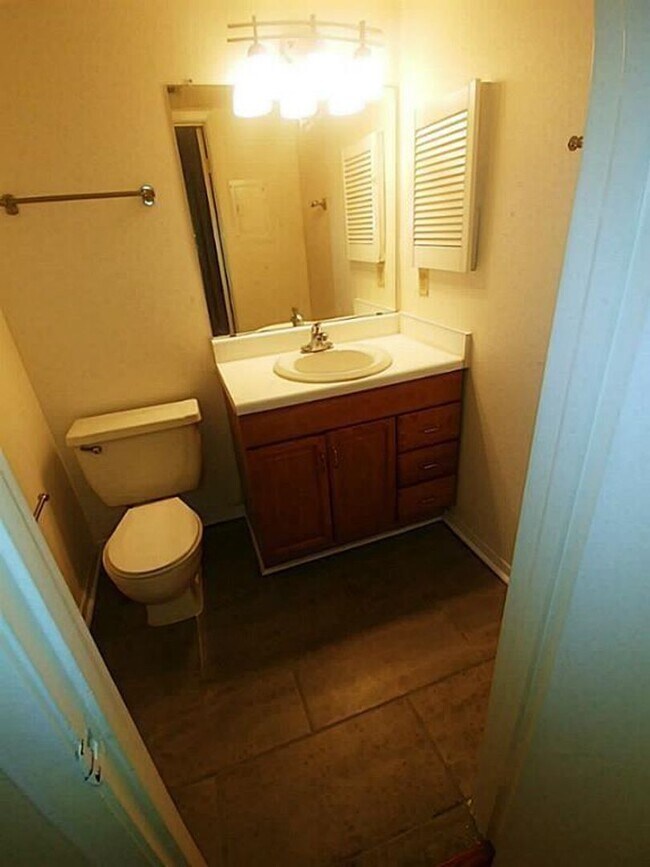 Building Photo - Two Bedroom Condo Near Med Center!