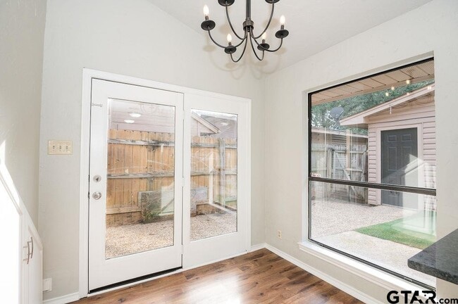 Building Photo - 5827 Hollytree Dr