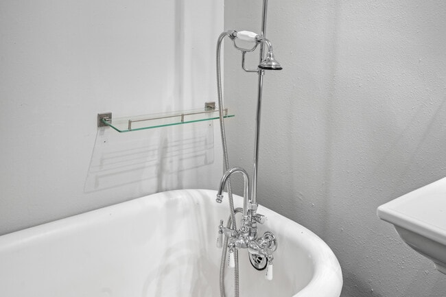 Building Photo - 1413 Burgundy St