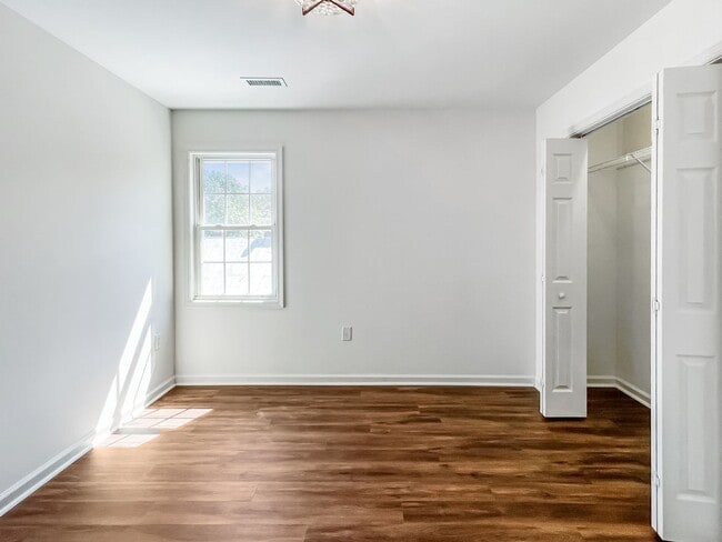Building Photo - Renovated Oakwood Gem with Modern Amenitie...