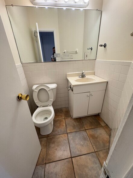 Building Photo - 8 Barrows St