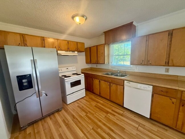 Building Photo - Three bedroom, 1 bath brick ranch in Liberty