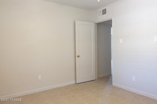 Building Photo - 3941 E Louis Ln