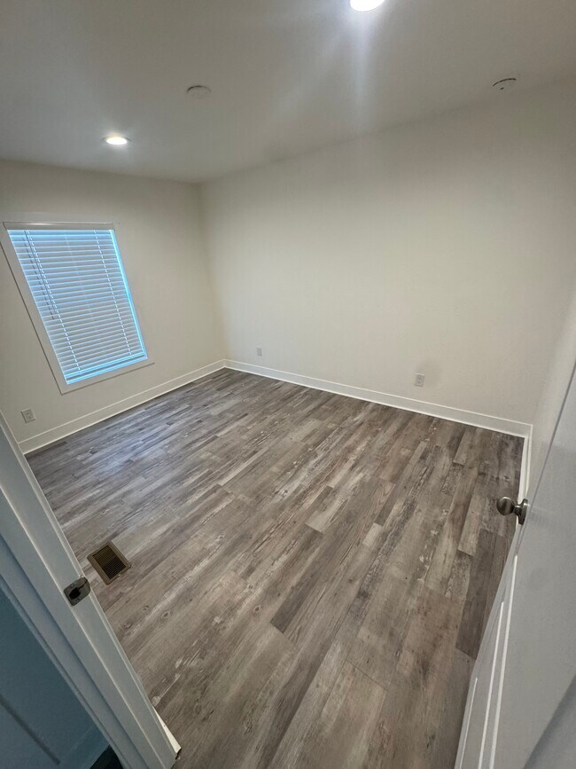 Building Photo - 9175 Alamo Ave