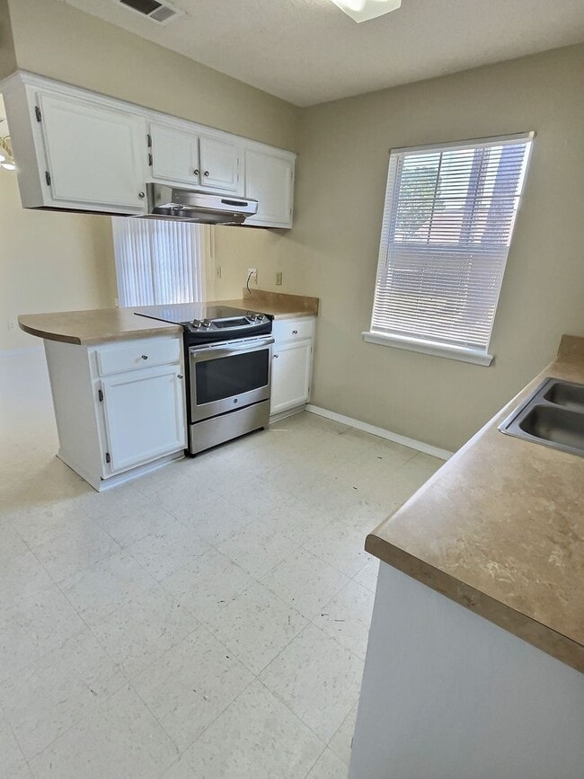 Building Photo - 3-Bedroom, 2-Bath Home Minutes From St. Ma...