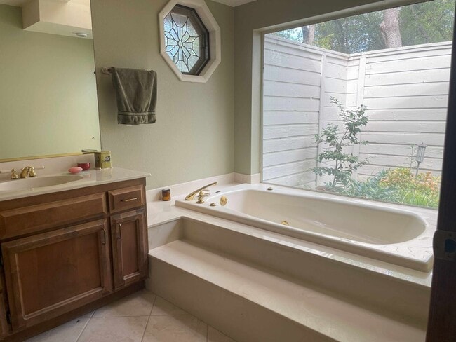 Building Photo - Lake view 3 bedroom, 3 bath plus office in...