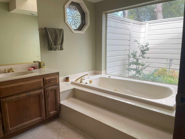 Building Photo - Short term 4-8 mo.  rental-Lake view 3 bedroom, 3 bath plus office in Lake Wildwood, Penn Valley, CA
