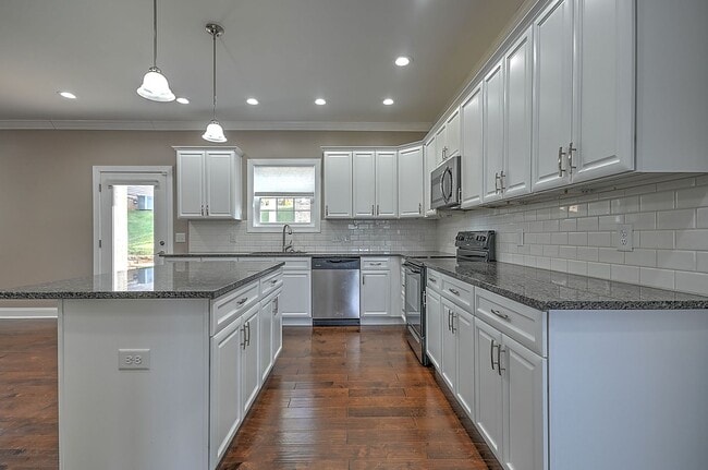 Building Photo - 4 Bedroom / 2.5 Bath Home  Kingsport, TN