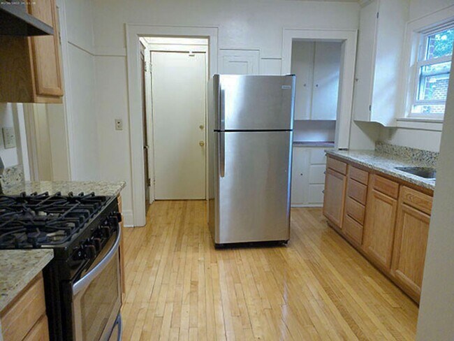 Building Photo - Available 6/1/26 Newly Renovated Spacious ...