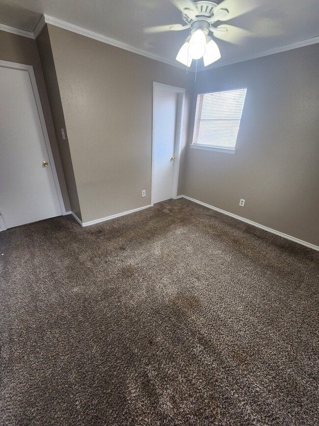 Building Photo - 3 bed 2 bath home, move in ready!