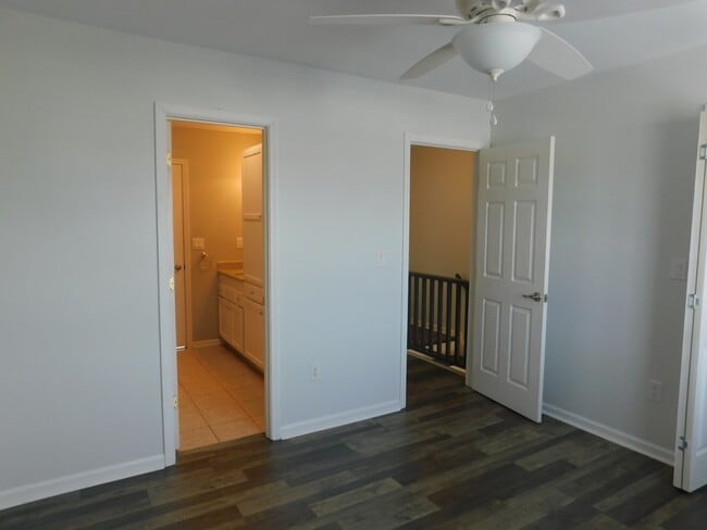 Building Photo - Townhouse in Newport