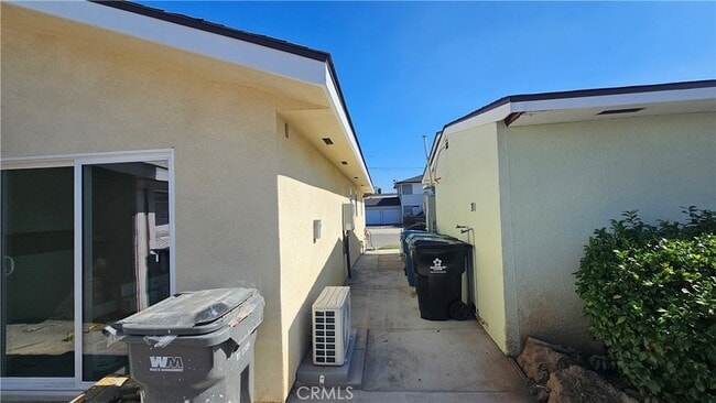 Building Photo - 1203 W Shorb St