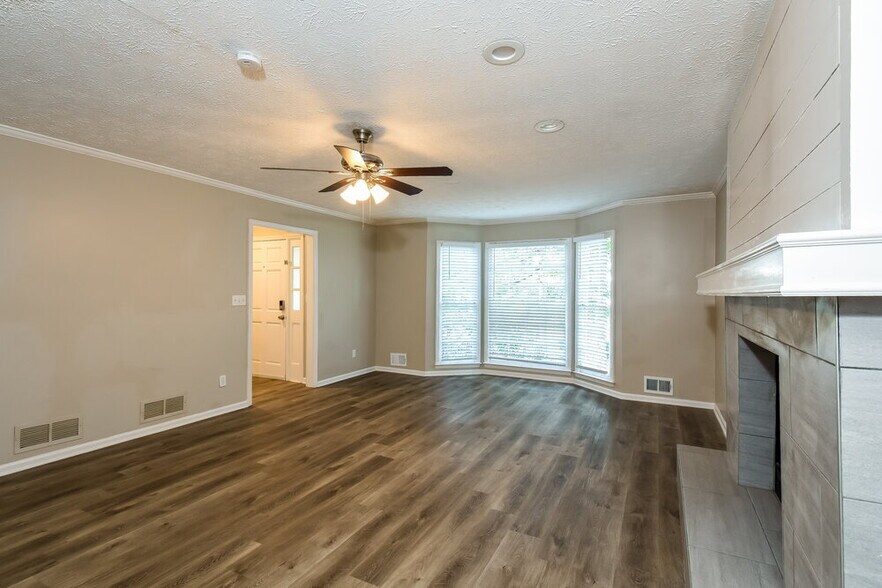 Building Photo - 4936 Condor Pl NE