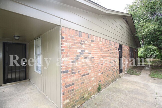 Building Photo - 3385 Barbwood Dr