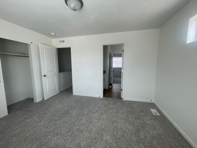 Building Photo - NEW Saratoga Springs Home
