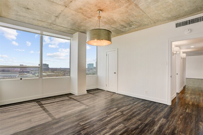 Building Photo - 2701 Westheimer Rd