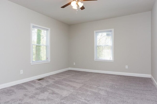 Building Photo - 124 Woodbine Cir SE