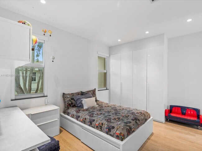 Building Photo - 3753 NE 214th St