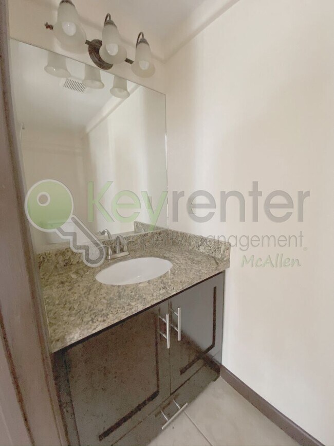 Building Photo - 2B/2.5B Townhome in gated community now av...