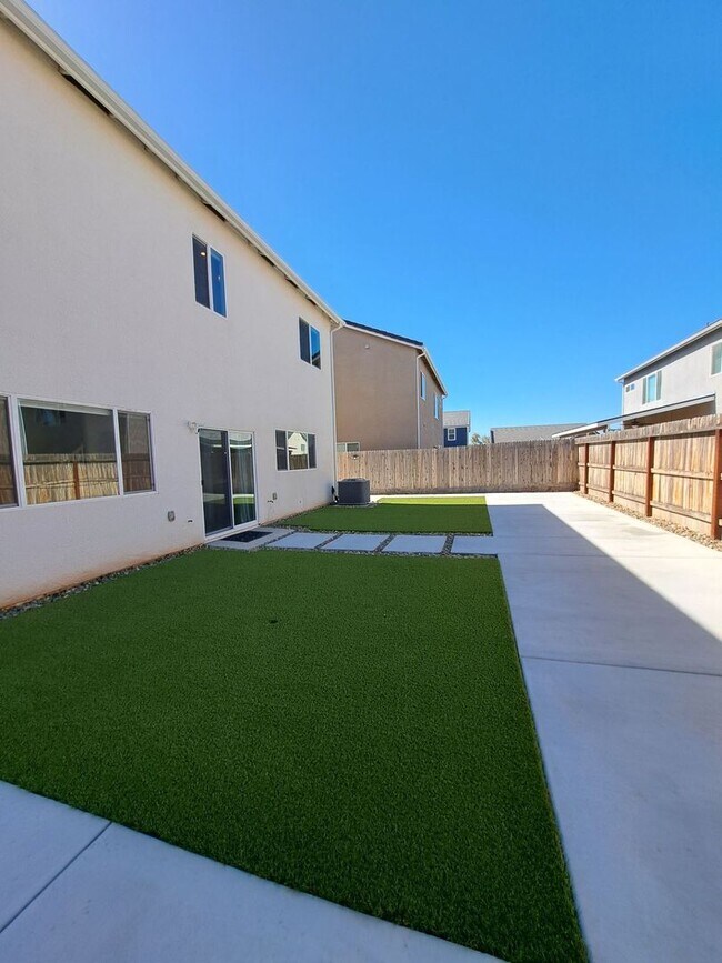 Building Photo - 911 Blue Oak Lane W
