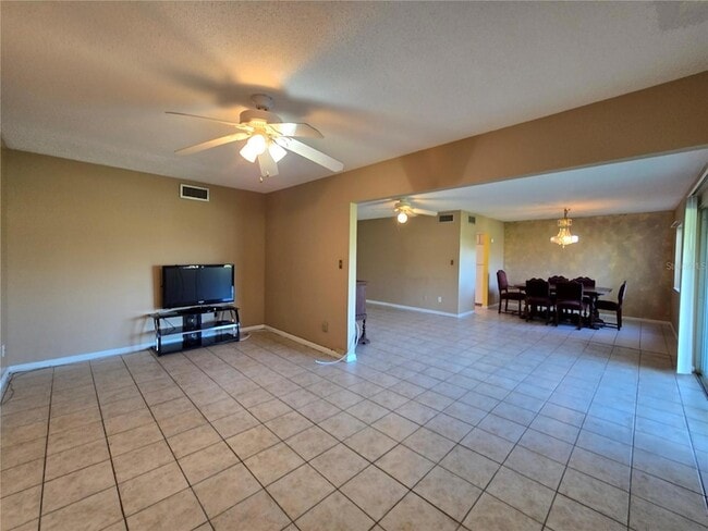 Building Photo - 582 Fairways Cir