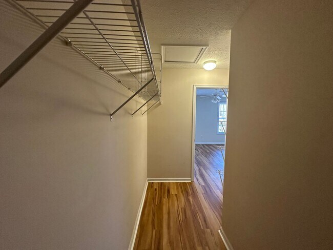 Building Photo - 3-bedroom, 3.5-bathroom nestled in Wyndhurst VA.