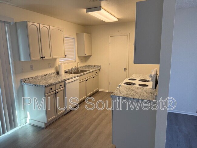 Building Photo - 664 Honeysuckle Rd