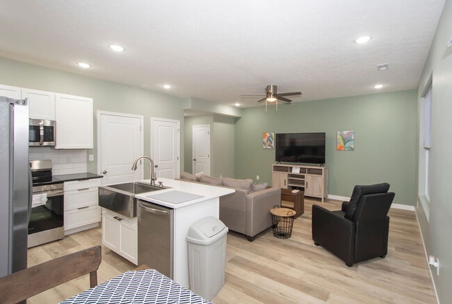 Building Photo - 2014 Cherry St