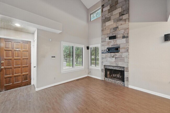 Building Photo - Beautiful 3 Bedroom Condo Overlooking The Canal!