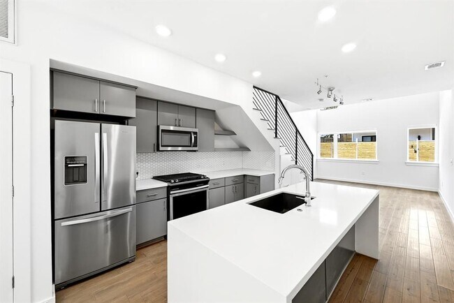 Building Photo - 2002 E 7th St