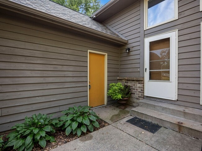Building Photo - 3 Bedroom Golden Valley Home
