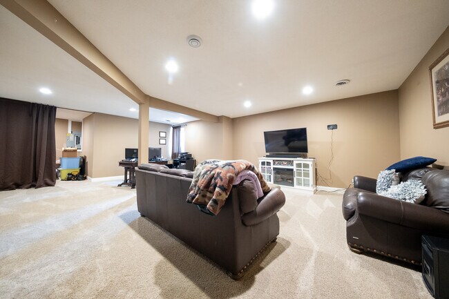 Building Photo - 15615 Dunberry Way
