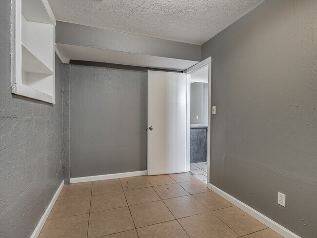 Building Photo - 2520 SW 68th St