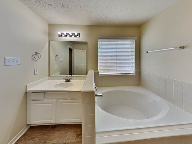 Building Photo - 8619 Discus Dr