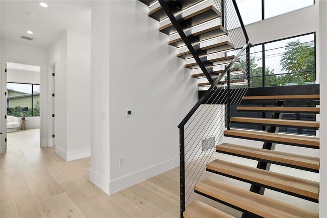 Building Photo - 2401 Oakhaven Cir